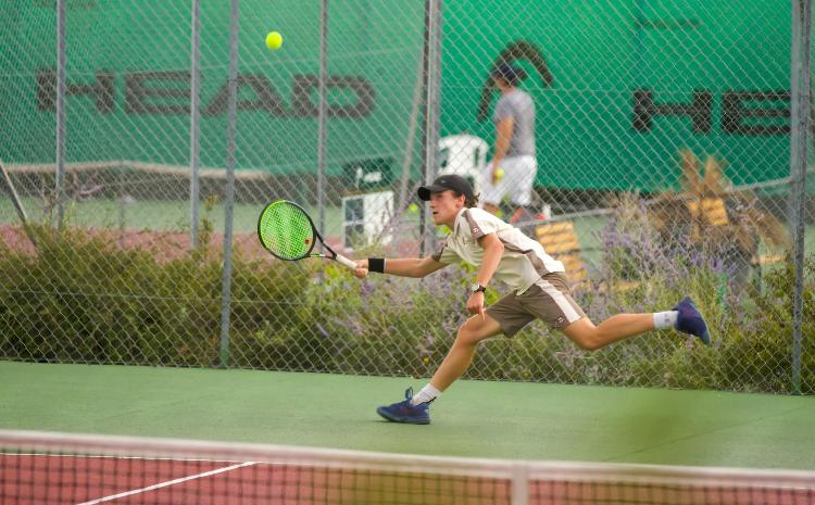 player-recovering-a-wide-ball-following-the-guide-to-success-in-youth-tennis-a-parenting-guide